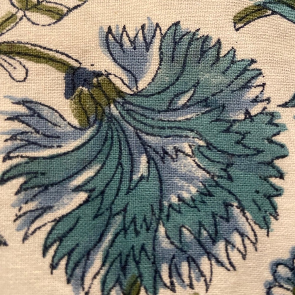 Floral All Cotton Tablecloth, one rectangle, one round, plus 4 large nappykins - Picture 3 of 7